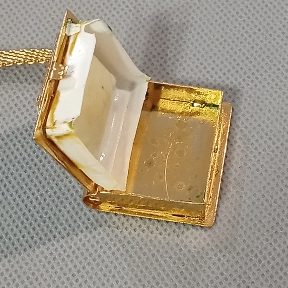 Perfume Locket Book Keychain The Royal House of Edward Vogue 1970s - Picture 6 of 6